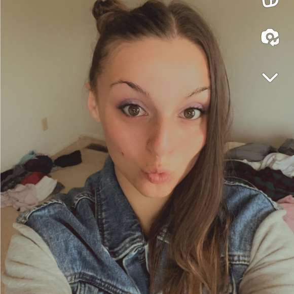 Meet your Posher, Alicia (The Purse Plug👜🔌🛍) - Picture 2 of 16